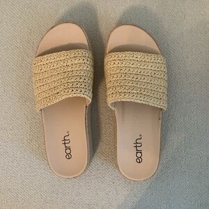 Women’s Natural Rafia Earth Shoes. Great condition!